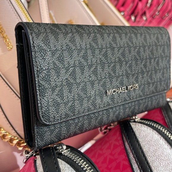 Michael Kors Jet Set Large Signature Logo Tri-Fold Wallet
Black 
NWT - Picture 3 of 16